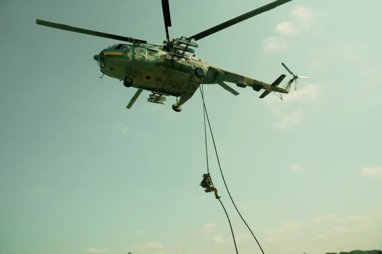 Оператор спецпризначення відпрацьовує фастроуп (з англ. fast-rope) — один із найшвидших способів безпарашутного десантування по спеціальному товстому канату — із завислого в повітрі вертольота Мі-8 на навчаннях підрозділів ССО.