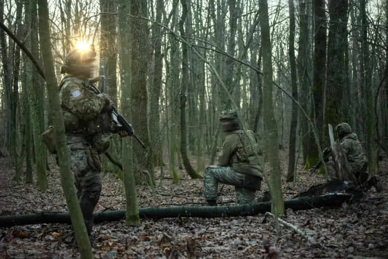 Троє курсантів відпрацьовують тактику малих підрозділів під час Кваліфікаційного курсу ССО — інтенсивної кількамісячної програми підготовки елітних операторів спецпризначення.