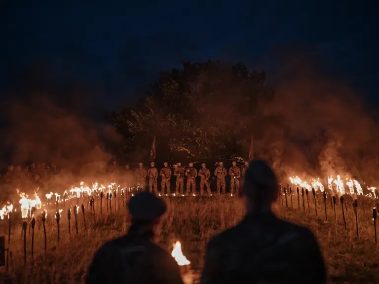 Новоприбулі оператори підрозділу ССО дають обітницю та проходять ритуал посвяти у воїни ССО, поруч — запалені як смолоскипи дубові гілки, адже це дерево є символом одного з підрозділів.