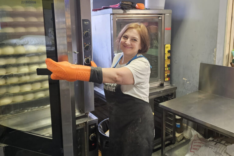 Olena in der Bäckerei Hell’s Kitchen. Foto: Björn Milbradt.
