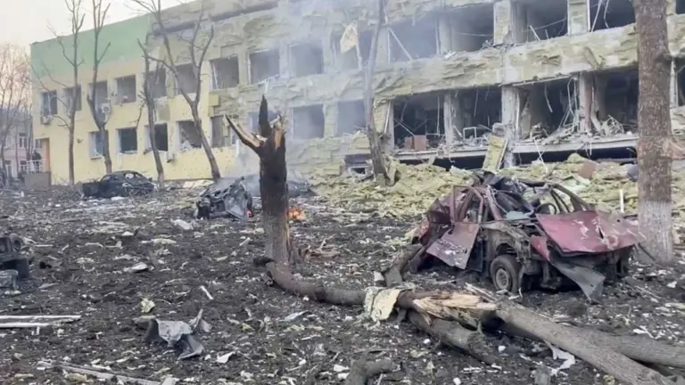 Las consecuencias del ataque al edificio de medicina infantil y maternidad de Mariúpol, 9 de marzo de 2022. Foto: Armyinform.