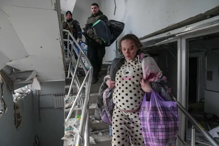 Вагітна Маріанна Вишемірська залишає будівлю пологового будинку після російського авіаудару по Маріуполю. Згодом публічно висловлювала проросійську позицію. Фото: Євген Малолєтка.