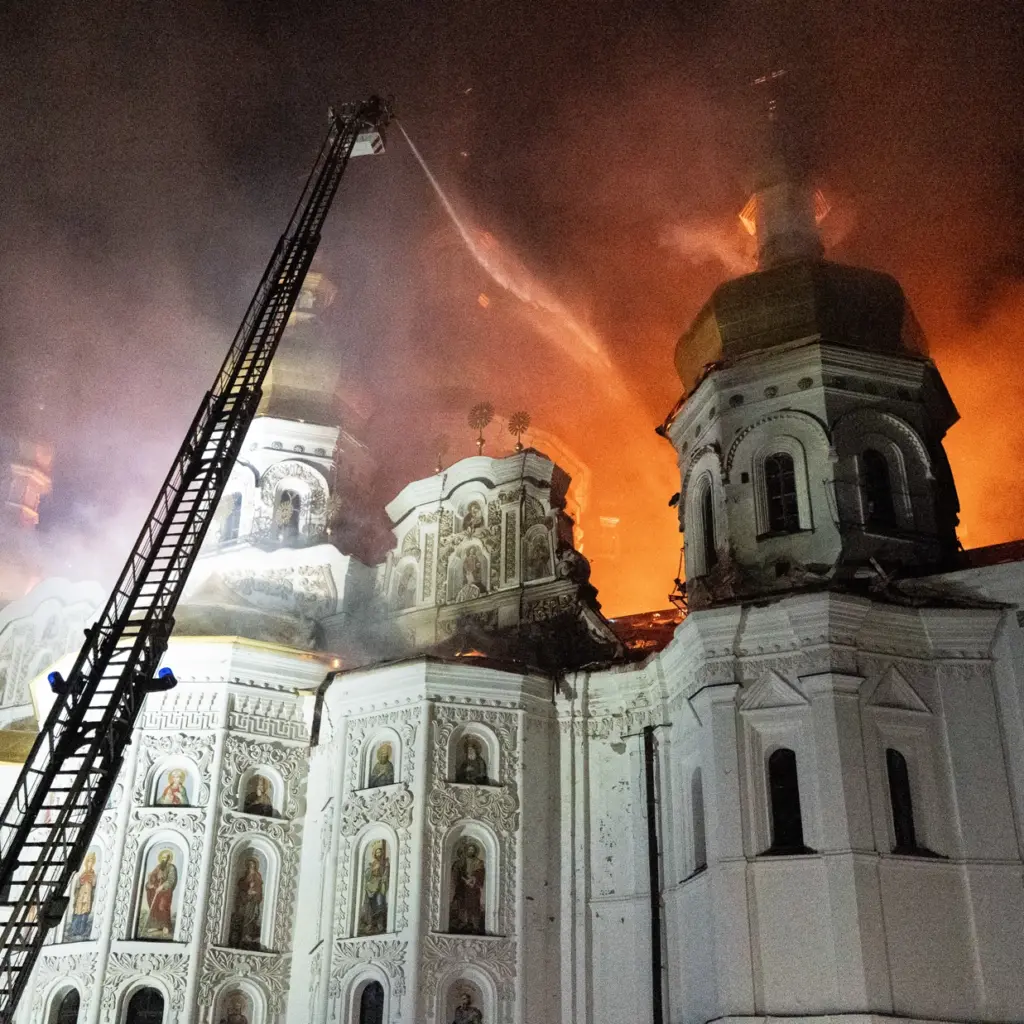 É noite. A igreja está em chamas e os serviços de emergência estão a trabalhar. Foto: Petro Chekal.