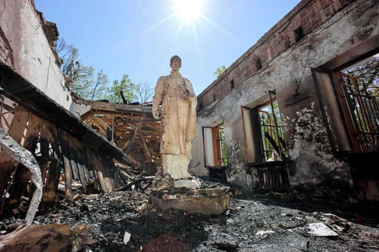 19_Statuia-Hryhoriia-Skovorody-u-muzei-memoriali-na-KHarkivshchyni-pislia-vluchannia-u-budivliu-rosiy-skoho-snariadu.-foto_Serhiy-Kozlov