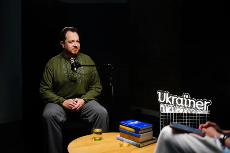 Владлен Мараєв під час запису інтерв'ю для Ukraїner. Київ, 10 червня 2026 року. Фото: Карина Пілюгіна.