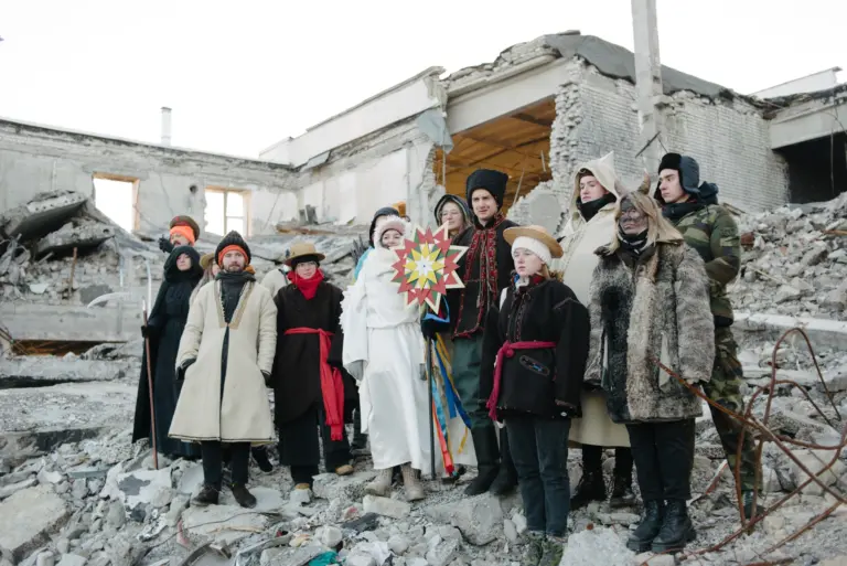 Колядницький гурт Віктора Перфецького на руїнах зруйнованої школи. Слобожанщина. 7 січня 2023 року. Фото: Костянтин Гузенко.