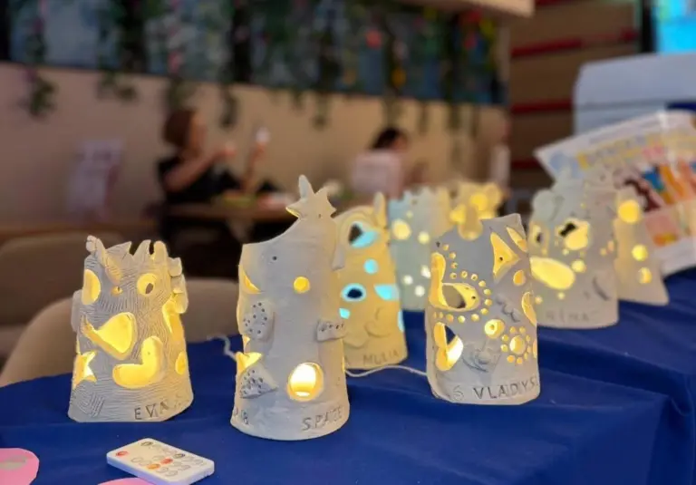 ココロゴトカフェで開催された陶芸ワークショップで、子どもたちによって制作されたランタンが展示されている様子。 写真：村上ダリヤさんのFacebookページから引用