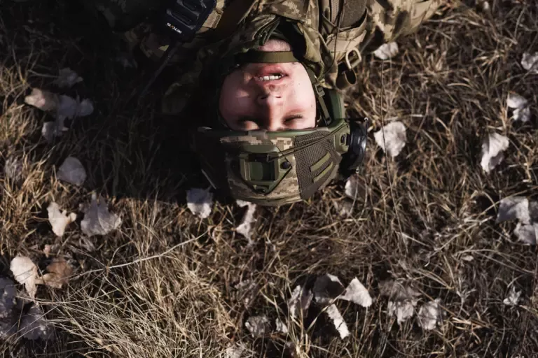 Рекрут 72 ОМБр імені Чорних запорожців після проходження смуги психологічних перешкод. Київське Полісся. Березень 2025 року. Фото: Юрій Стефаняк.