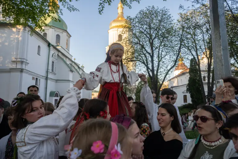 Великодні гаївки біля Софійського собору. Київ. Квітень 2025 року. Фото: Петро Чекаль.