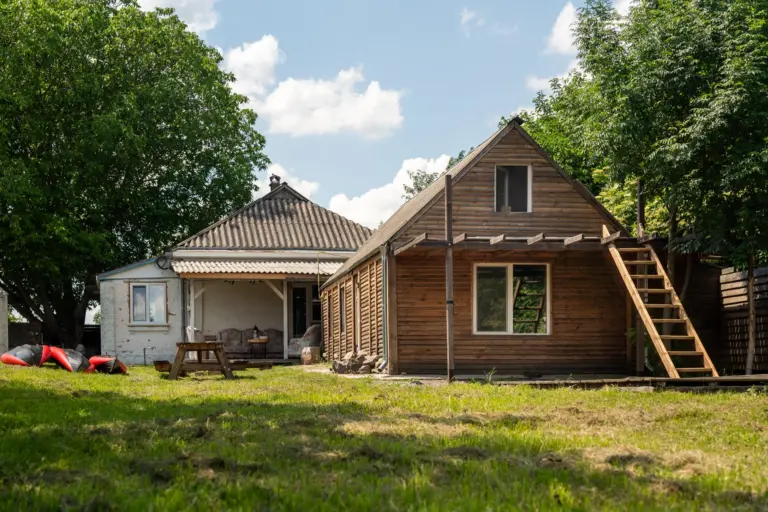 Будинок волонтера біля озера Супій. Фото: Олександра Зборовська.