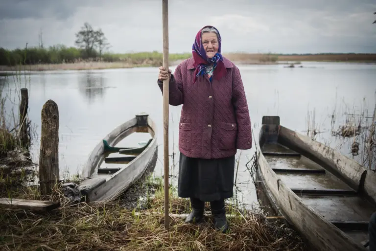85-річна Катерина Труш — одна з останніх мешканців села Сваловичі. Полісся. Квітень 2017 року. Фото: Сергій Коровайний.