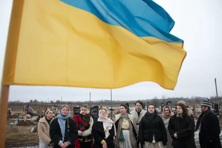 Учасники «Вертепу на Сході» віддають шану загиблому бійцю на кладовищі. Тростянець, Слобожанщина. 2023 рік. Фото: Петро Чекаль.
