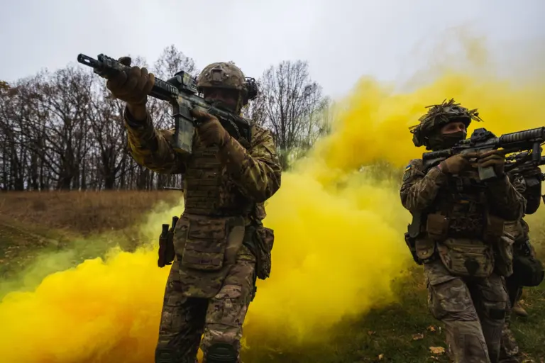 Бійці ССО відпрацьовують навички знищення ворогів на суші. Локація не вказана з міркувань безпеки. 1 листопада 2023 року. Спецпроєкт «Підрозділи перемоги». Фото: Юрій Стефаняк.