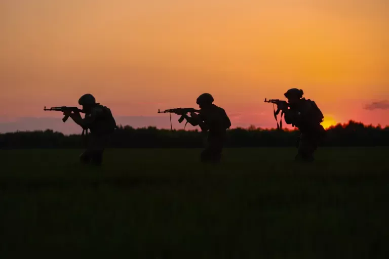 Піхотинці 72 ОМБр імені Чорних запорожців відпрацьовують тактичні дії. Подніпров’я та Запоріжжя. Травень 2025 року. Проєкт «Підрозділи перемоги». Фото: Герман Крігер.