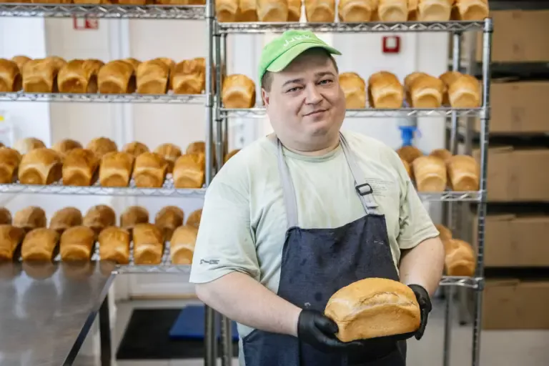 Працівник інклюзивної пекарні «Good Bread from Good People». Київ. Липень 2026 року. Проєкт «Дієвці». Фото: Максим Кішка.