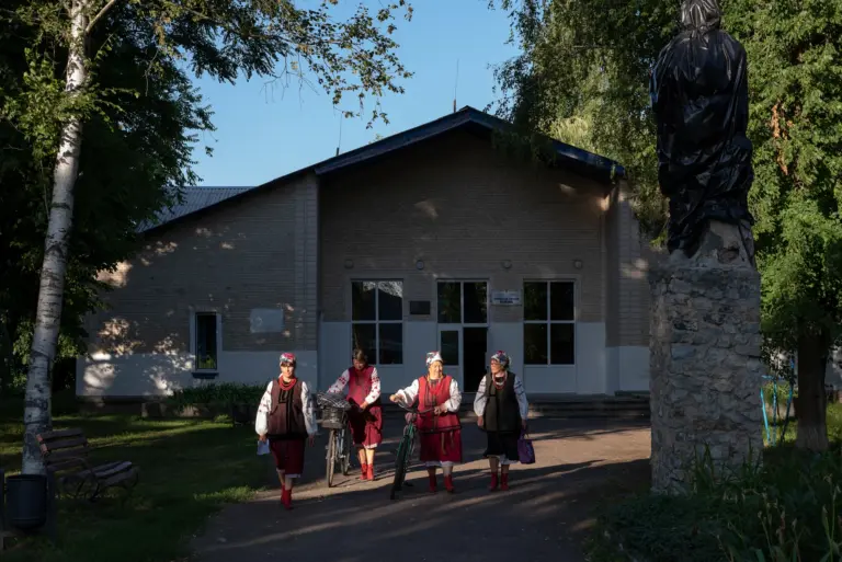 Учасниці фольклорного ансамблю «Древо» у селі Крячківка. Полтавщина. Квітень 2021 року. Фото: Альберт Лорес.