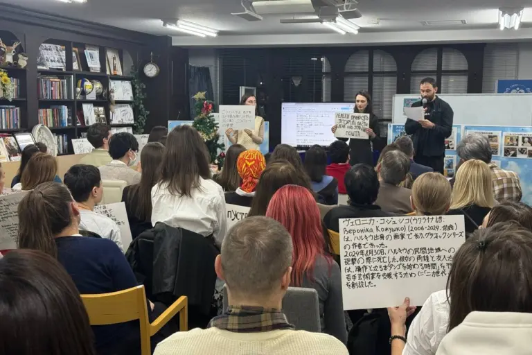 東京で開催された「ウクライナからの声」におけるオレーナ・ヘラシミュクとパウロ・マトゥーシャによるパフォーマンス”Echoes / Відлуння” 写真：イベントのオーガナイザーから提供されたもの