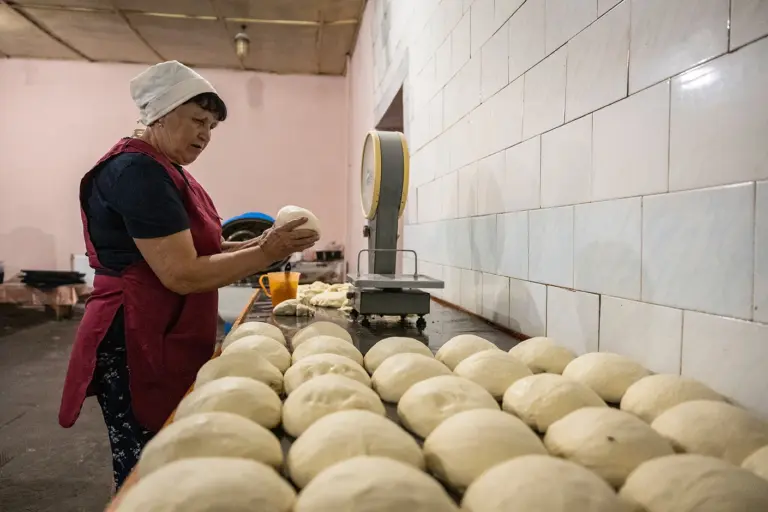 Валентина Норка з тістом. Фото: Максим Кішка.