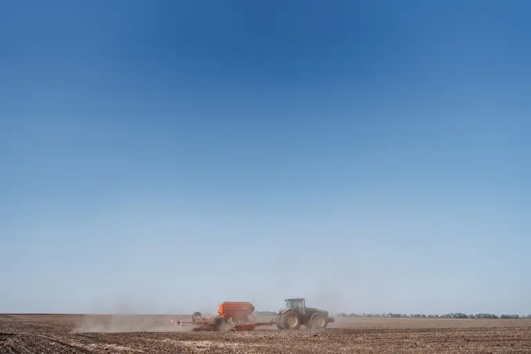 Трактор із сівалкою працює у полях Полтавщини. Фото: Софія Соляр.