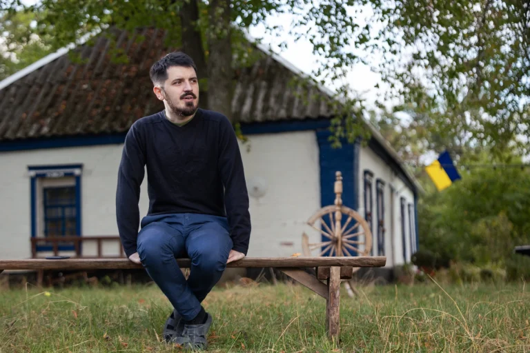 Сімейний лікар, а нині військовослужбовець Едуард Крутько біля музею Древо. Фото: Христина Горяча.