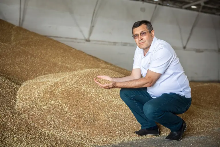 Директор агрофірми «Оржицька» Валентин Несен біля зерна. Фото: Максим Кішка.