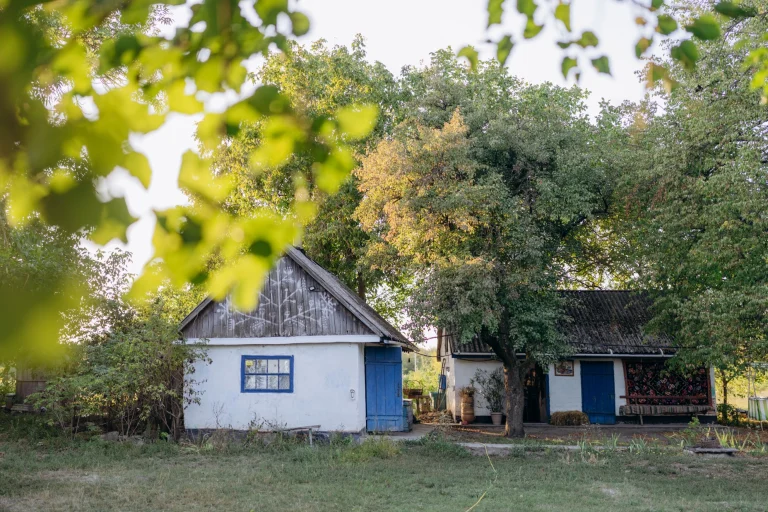 Хата в Саду памʼяті та партнерства. Фото: Софія Соляр.
