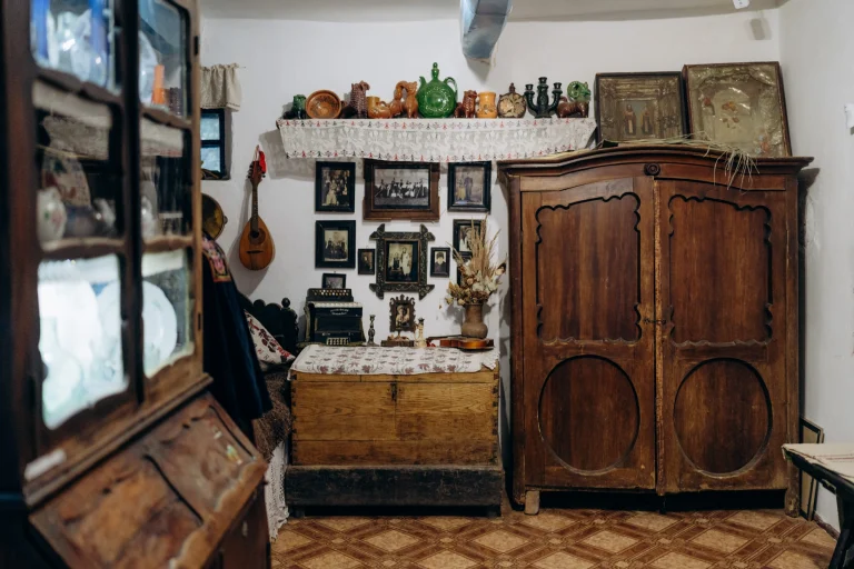 Інтер'єр музею Древо, стіни прикрашені друкрваними старовинними фото. Фото: Софія Соляр.