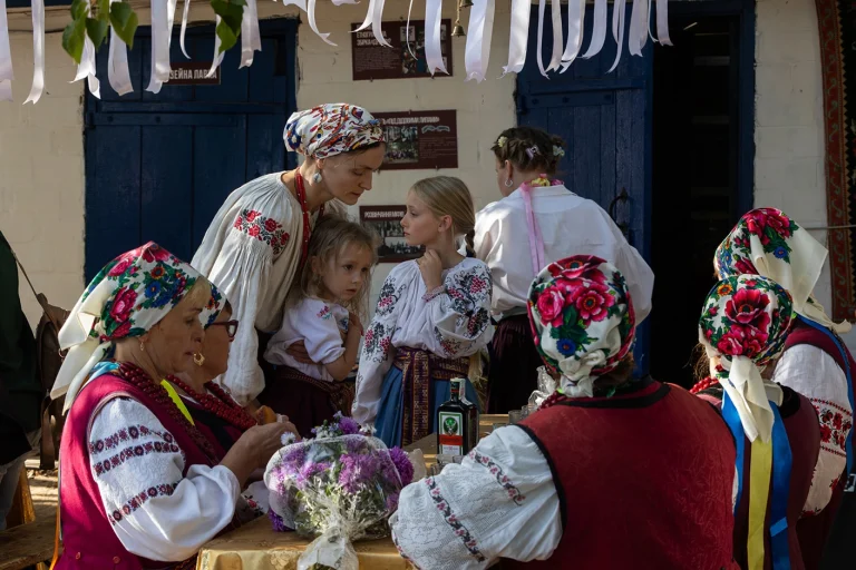 Жінки й дівчата в національному одязі. Фото: Христина Горяча.