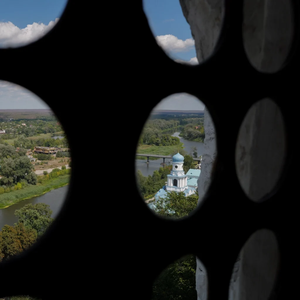 Святогірськ: слухати небо. Репортаж для Ukraїner. Текст Мирослава Лаюка, фото В'ячеслава Ратинського.