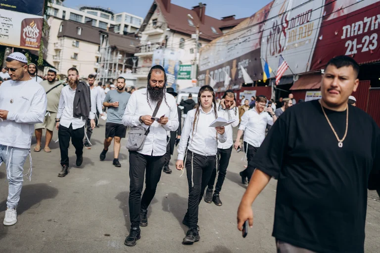 Брацлавські хасиди на вулицях Умані. Фото: Софія Соляр.