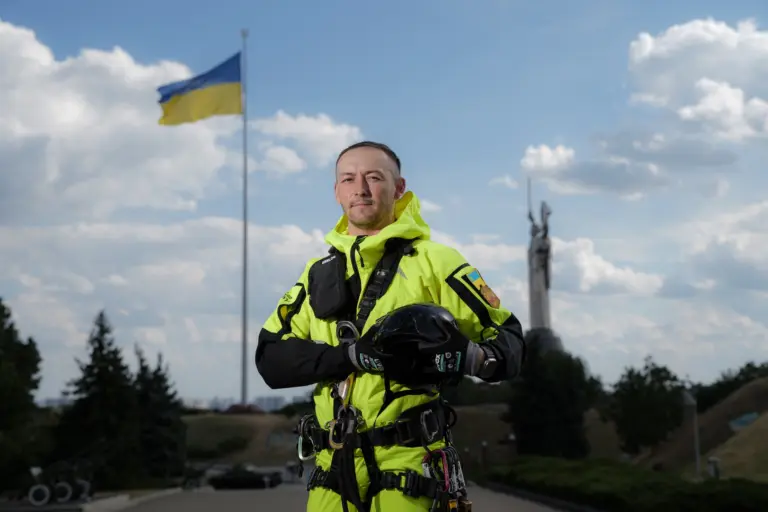 Промисловий альпініст Артем Нізельник. Краматорськ, Донеччина, 23 серпня 2026-го року. Фото: В'ячеслав Ратинський.